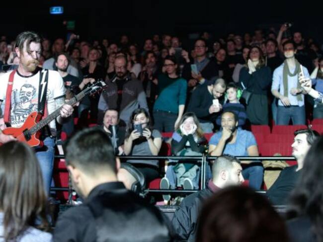 Jesse Hughes se bajó a tocar entre el público