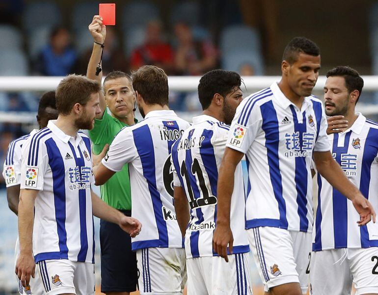 GRA223. SAN SEBASTIÁN (GIPUZKOA), 18/10/2015.- El árbitro Ignacio Iglesias Villanueva muestra la tarjeta roja al delantero brasileño de la Real Sociedad Jonathas de Jesus (2d), durante el partido frente al Atlético de Madrid de la octava jornada de Liga de Primera División que se juega hoy en el estadio de Anoeta de San Sebastián. EFE/Javier Etxezarreta