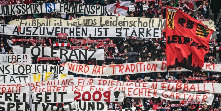 Las pancartas mostradas por la afición del RB Leipzig en el partido ante el Hamburgo.