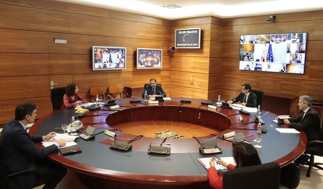 El presidente del Gobierno, Pedro Sánchez (de espaldas a la izquierda), preside el Consejo de Ministros Extraordinario celebrado en Moncloa un día después de ser aprobada en el Congreso de los Diputados la prórroga del estado de alarma decretado a consecuencia del coronavirus hasta el próximo 26 de abril. 