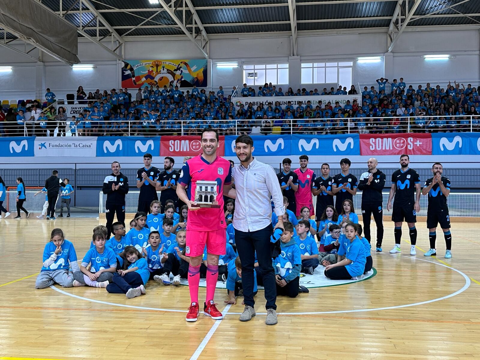 El equipo de futbol sala Inter Movistar, junto a los escolares de San Vicente