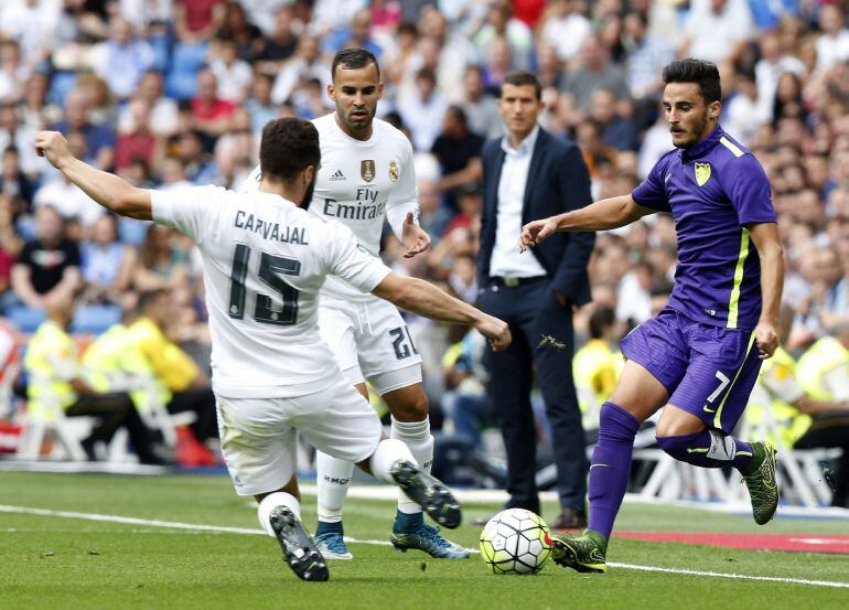 Carvajal se disputa la pelota con el centrocampista del Málaga, Juan Carlos Pérez