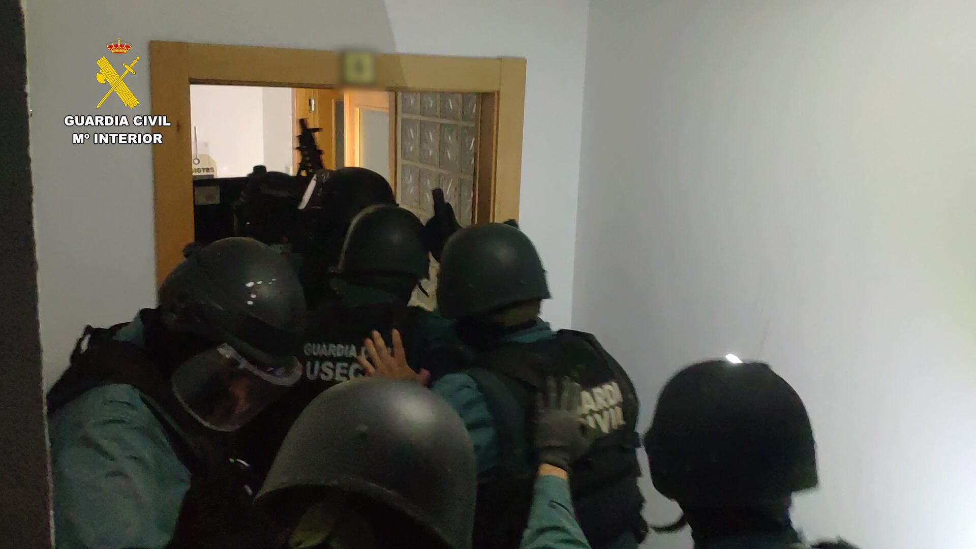 Agentes de la Guardia Civil en el registro de la vivienda de una de las personas detenidas.