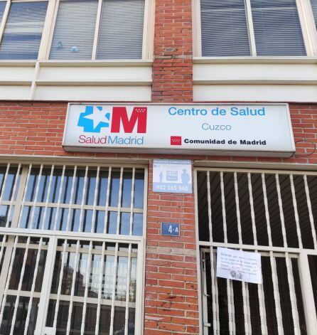La puerta del centro de salud de Cuzco, en Fuenlabrada