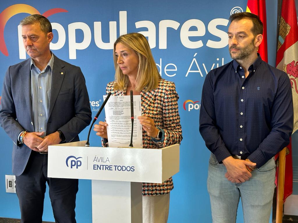 Alicia García ha mostrado el decreto del alcalde en la rueda de prensa en la que ha denunciado cómo quedará la Junta de Gobierno Local