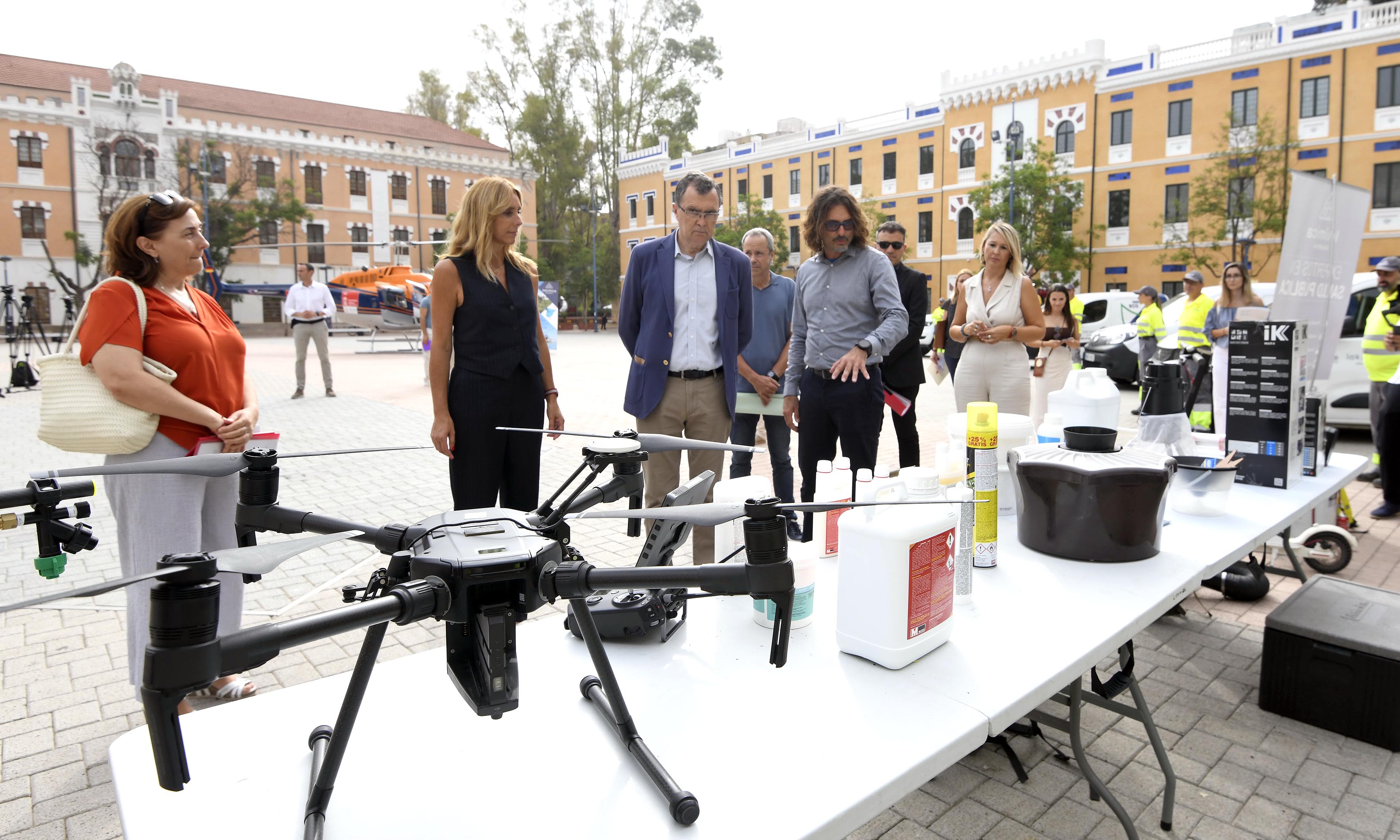 El alcalde de Murcia, José Ballesta, ha destacado que &quot;además de los medios humanos, se dispone de medios materiales de última generación y siempre se utilizan biocidas para que no se dañe al medio ambiente y a las personas&quot;