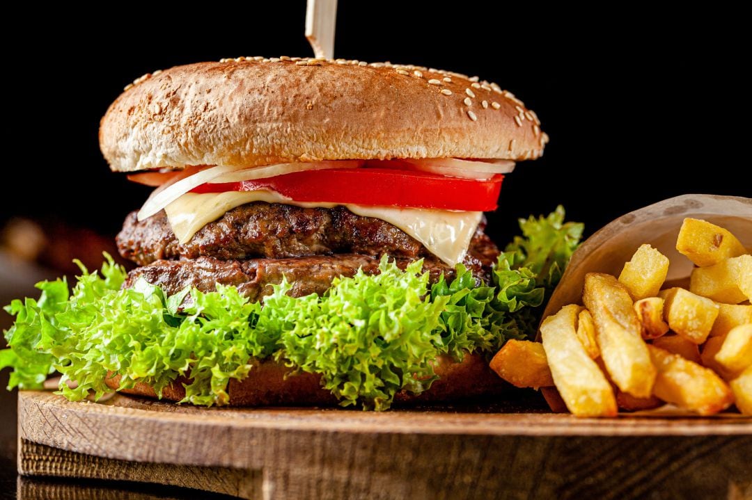 Hamburguesa de queso y patatas fritas