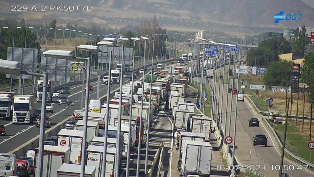 Atasco generado por el accidente en la A2
