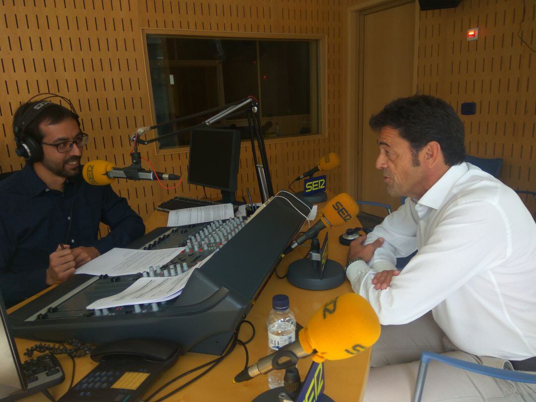 Josep Àngel Mortés als estudis de la SER en una imatge d'arxiu.