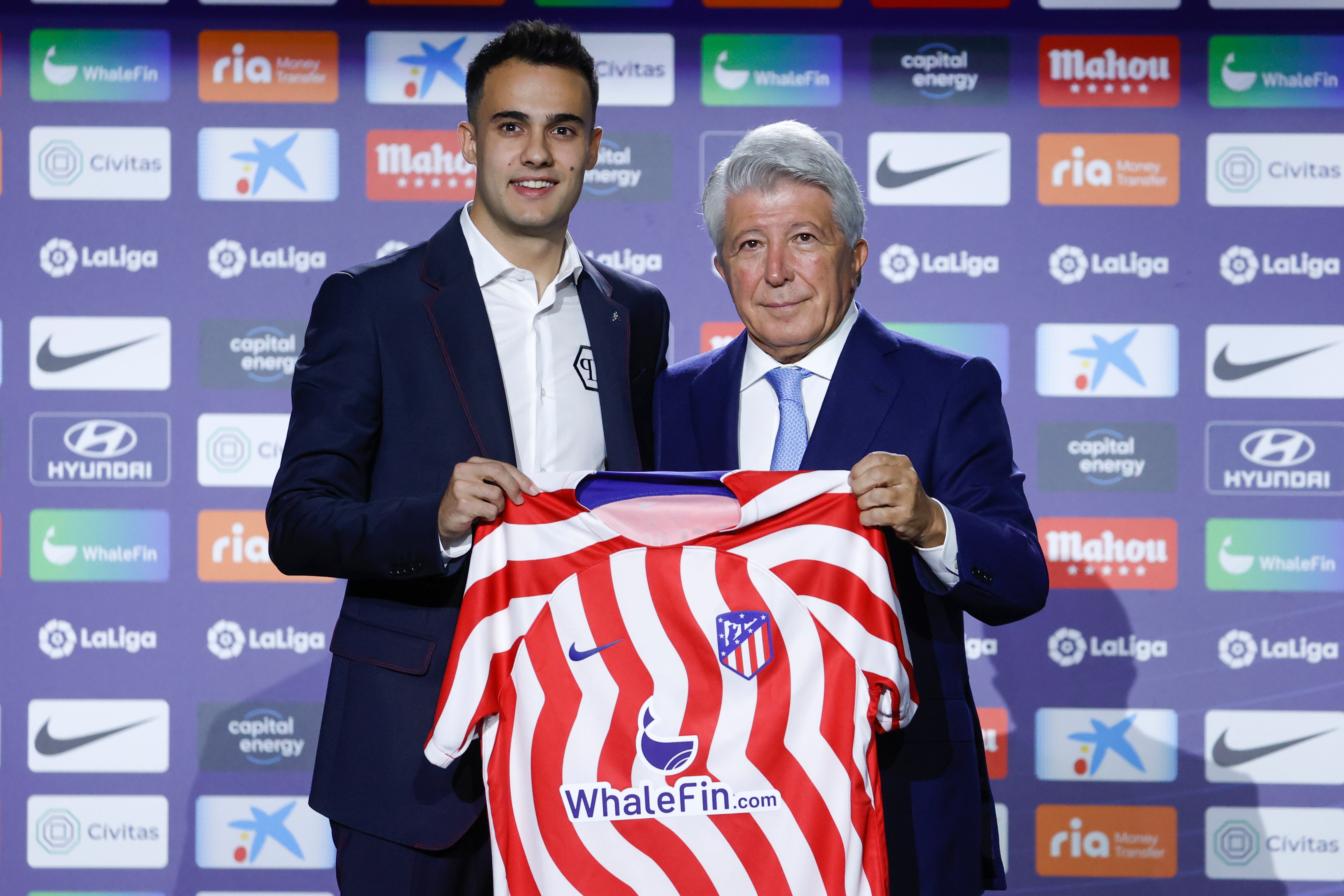 El defensa Sergio Reguilón posa junto al presidente del Atlético de Madrid, Enrique Cerezo durante su presentación como nuevo jugador del club madrileño