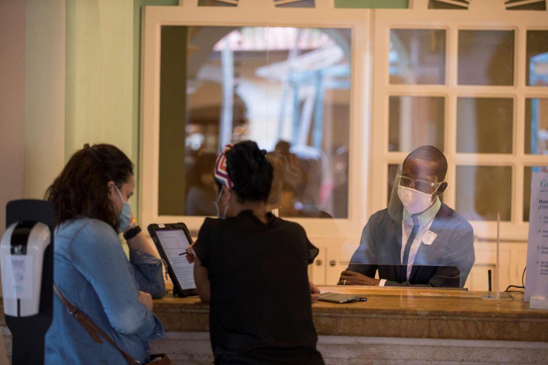 Imagen de archivo. Turistas registrándose en un hotel. 