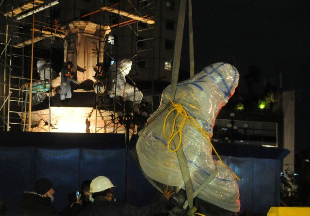 Trabajadores municipales de Ciudad de México retiran la estatua de Colón el pasado sábado.