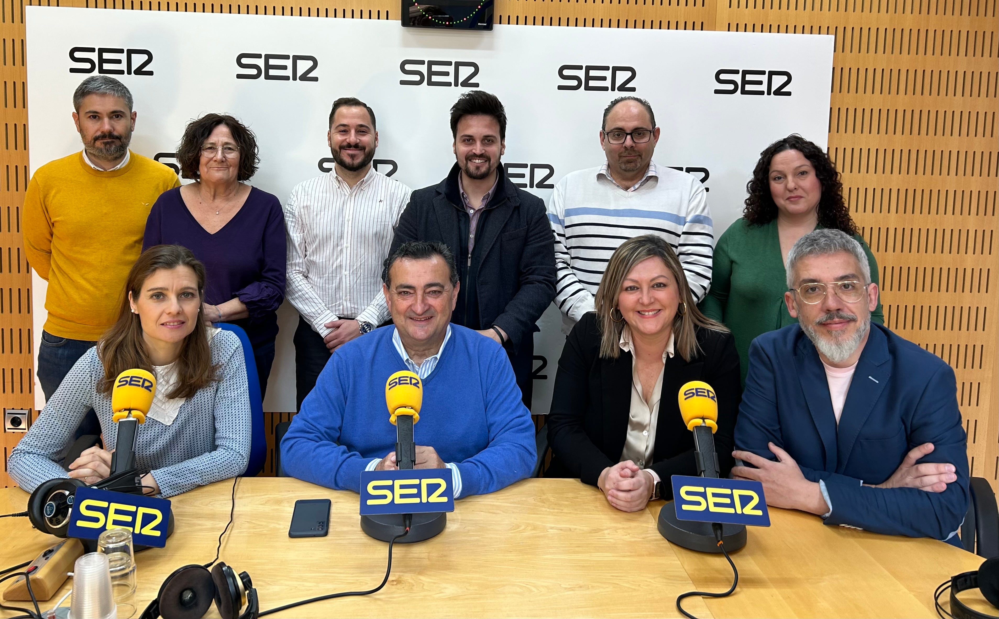 La redacción de Radio Murcia junto al director de la Cadena SER en la Región de Murcia, Domingo Camacho (en el centro de la imagen)