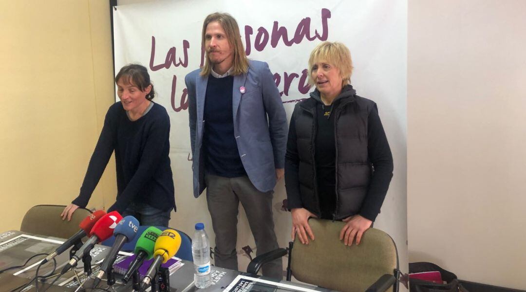 Miriam Martín, Pablo Fernández y Pilar Baeza en la sede de Podemos