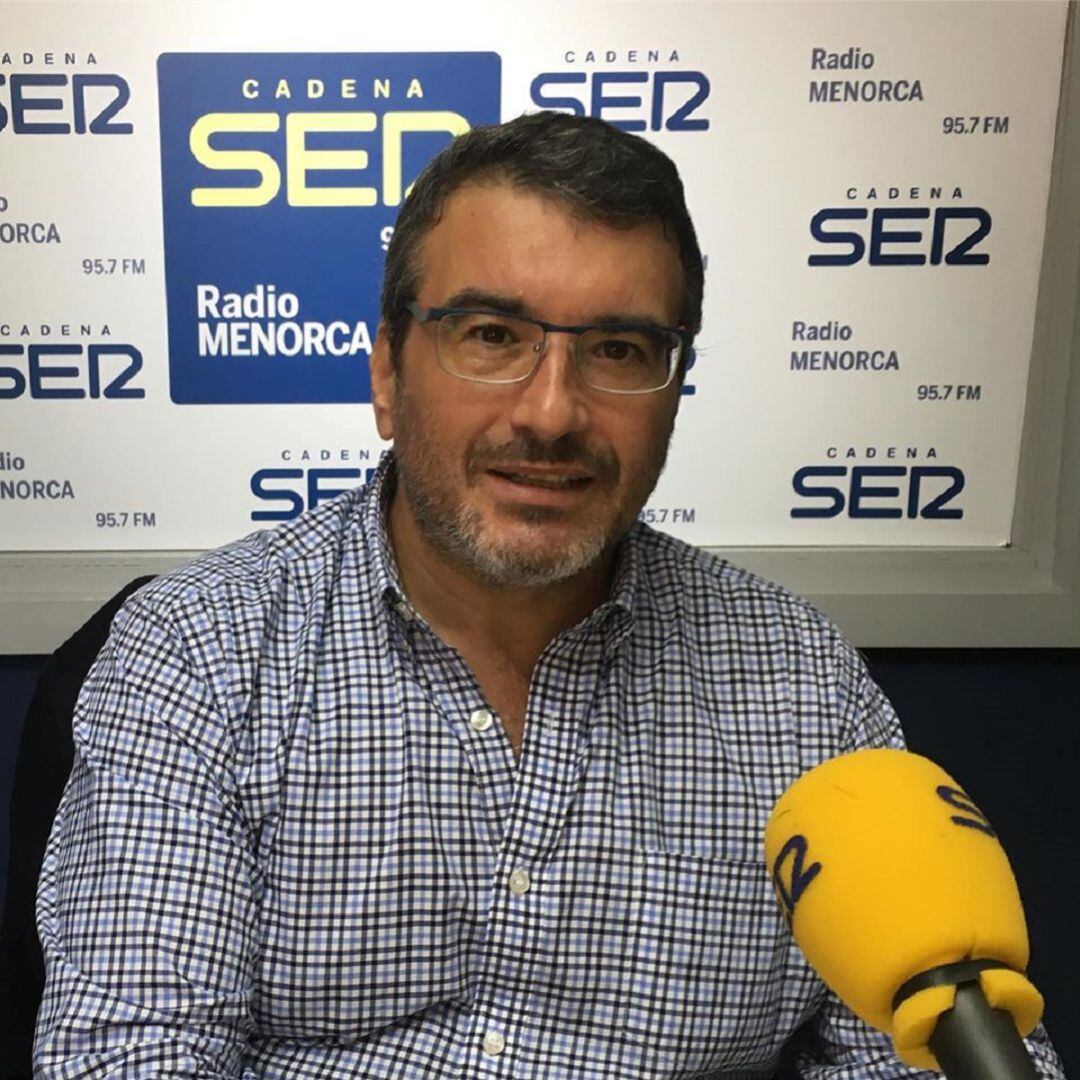 Imatge de López Ravanals als estudis de Radio Menorca