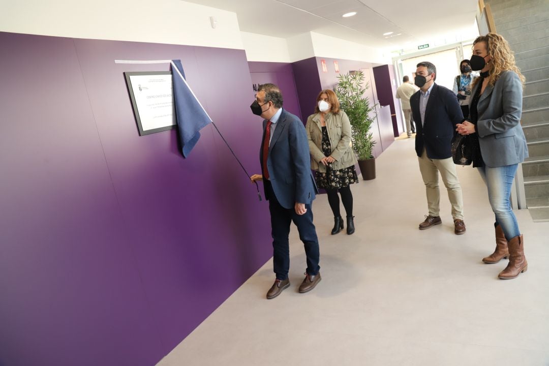 El alcalde, Javier Fernández, descubre la placa conmemorativa de la inauguración de Los Silos.
