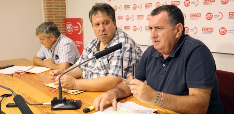 Imagen del secretario general de FICA-UGT y miembro de la mesa negociadora, Francisco Fernández (D), su homólogo de CCOO, Félix Feo (I), y el secretario del Sector de Alimentación, Carlos Calleja, analizan las movilizaciones en el sector del azúcar