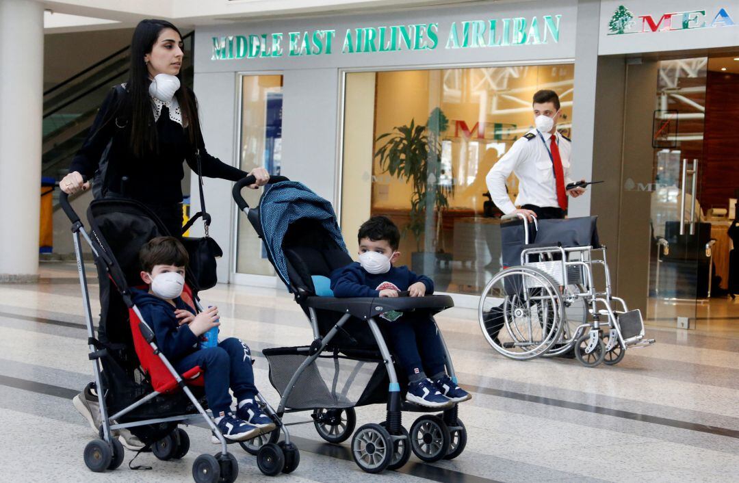 Niños protegidos con mascarillas en el Aeropuerto Internacional de Beirut (Líbano).