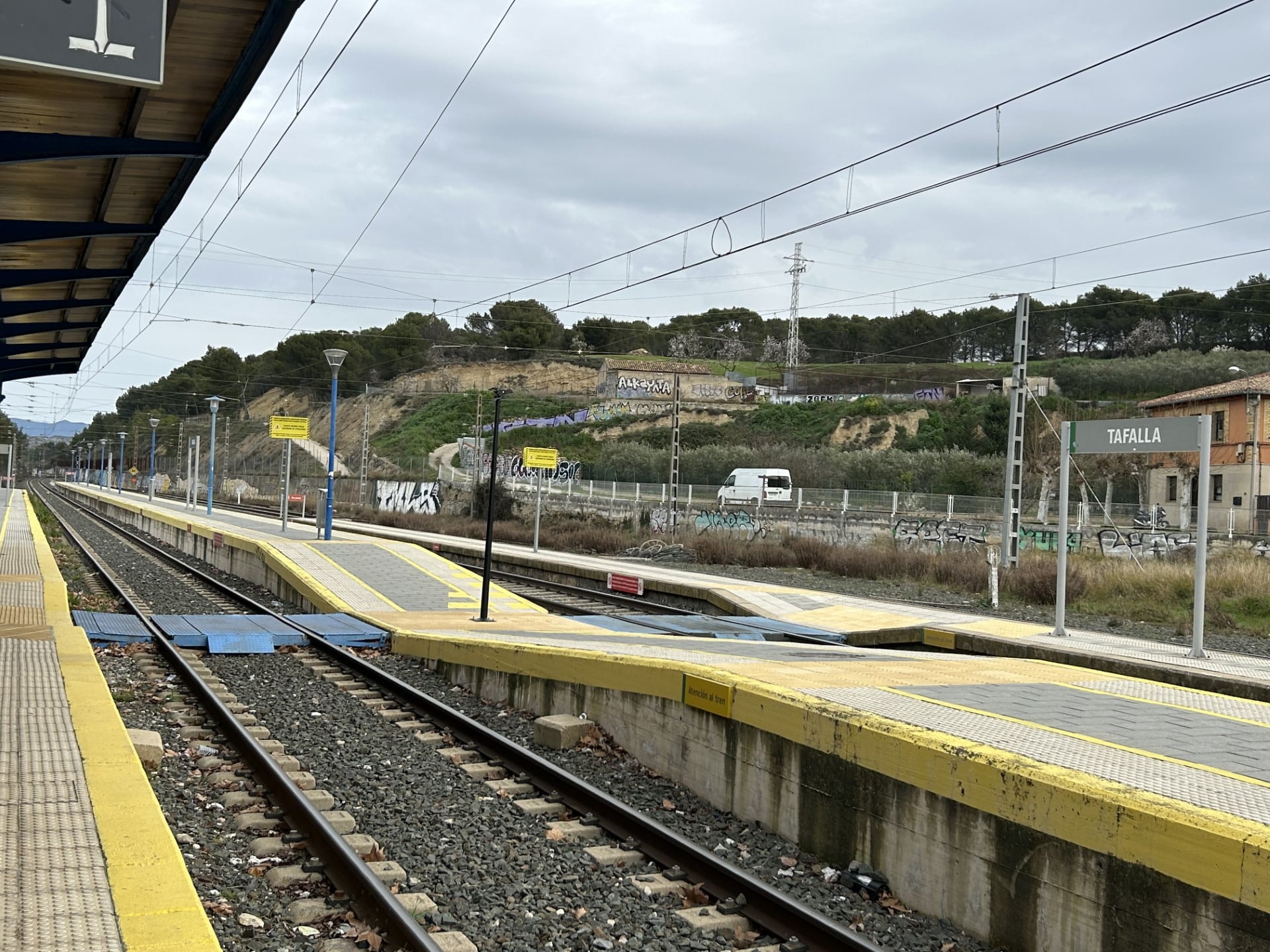 Actual paso peatonal sobre las vías en la estación de tren de Tafalla