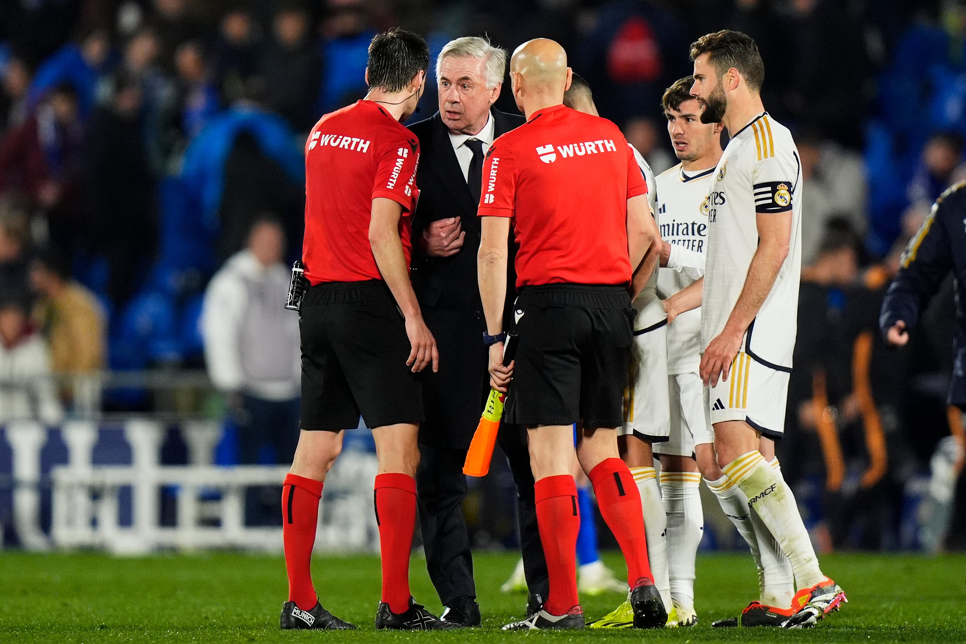 Carlo Ancelott dialoga con De Burgos Bengoetxea después del partido de LaLiga EA Sports entre el Getafe y el Real Madrid en el Coliseum Alfonso Perez. (Photo by Diego Souto/Getty Images)