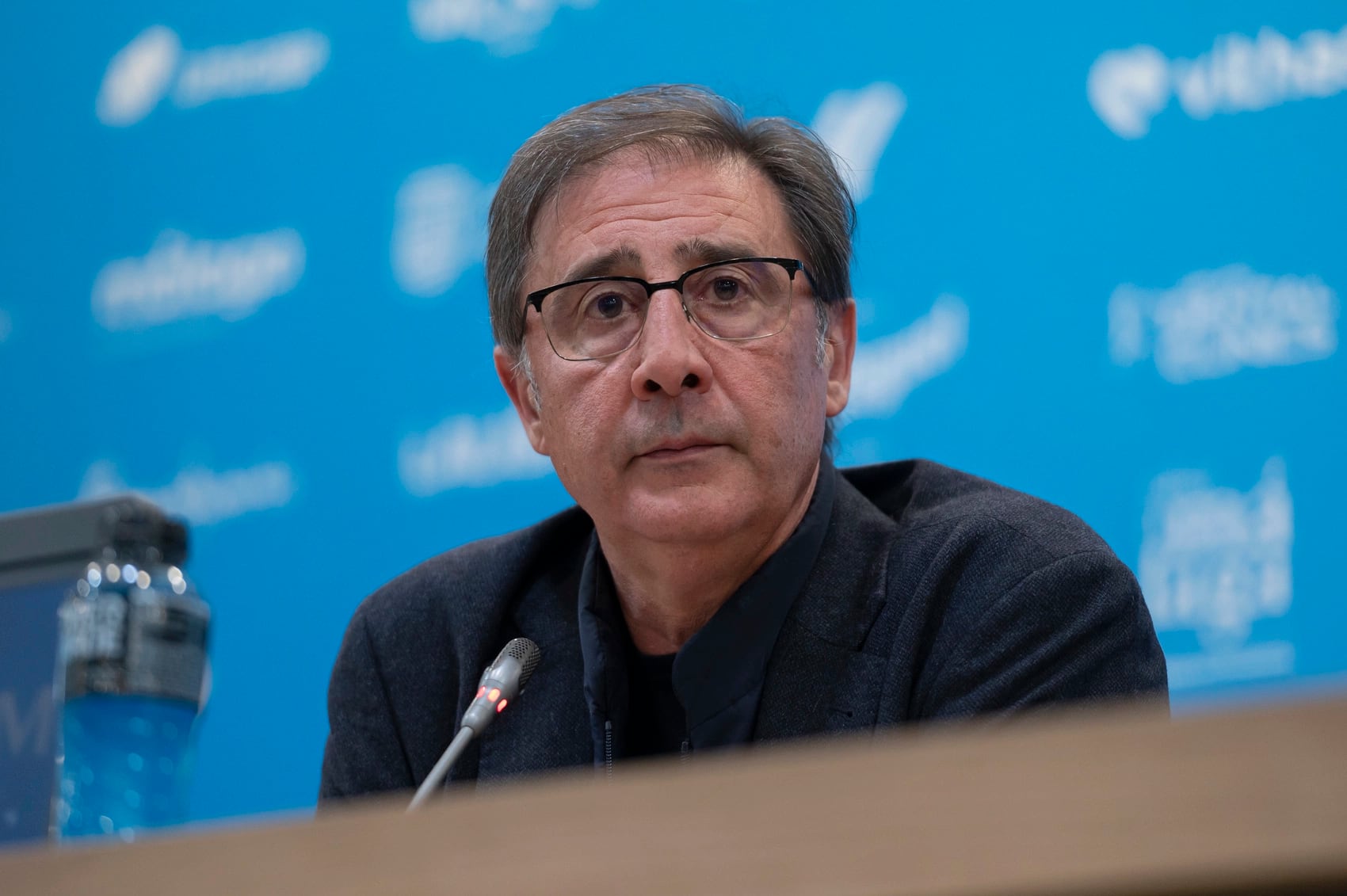 El director deportivo del Málaga Loren Juarros, en la rueda de prensa ofrecida en el estadio de La Rosaleda