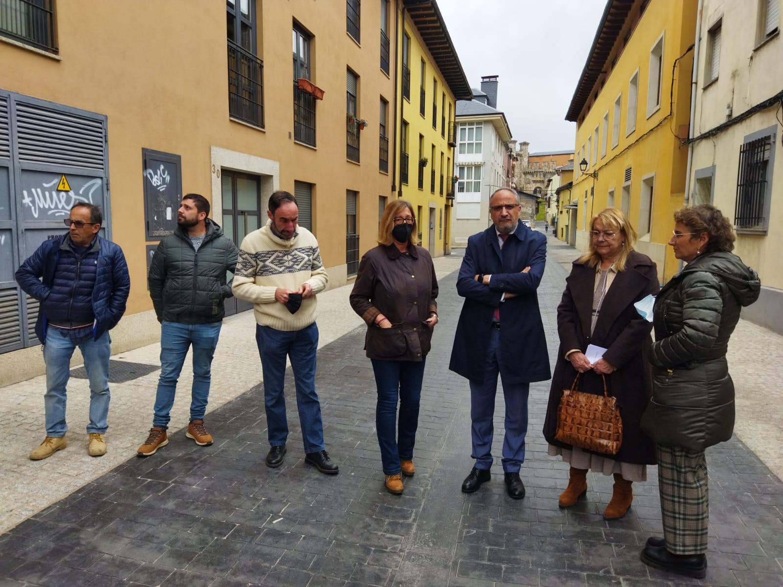 El alcalde y los vecinos visitan la remodelada calle Estafeta