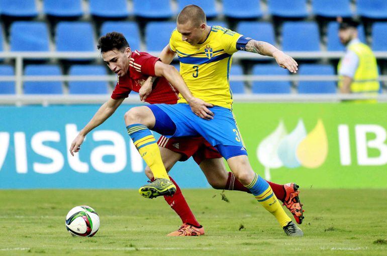 Munir disputa un balón con Victor Nilsoon.