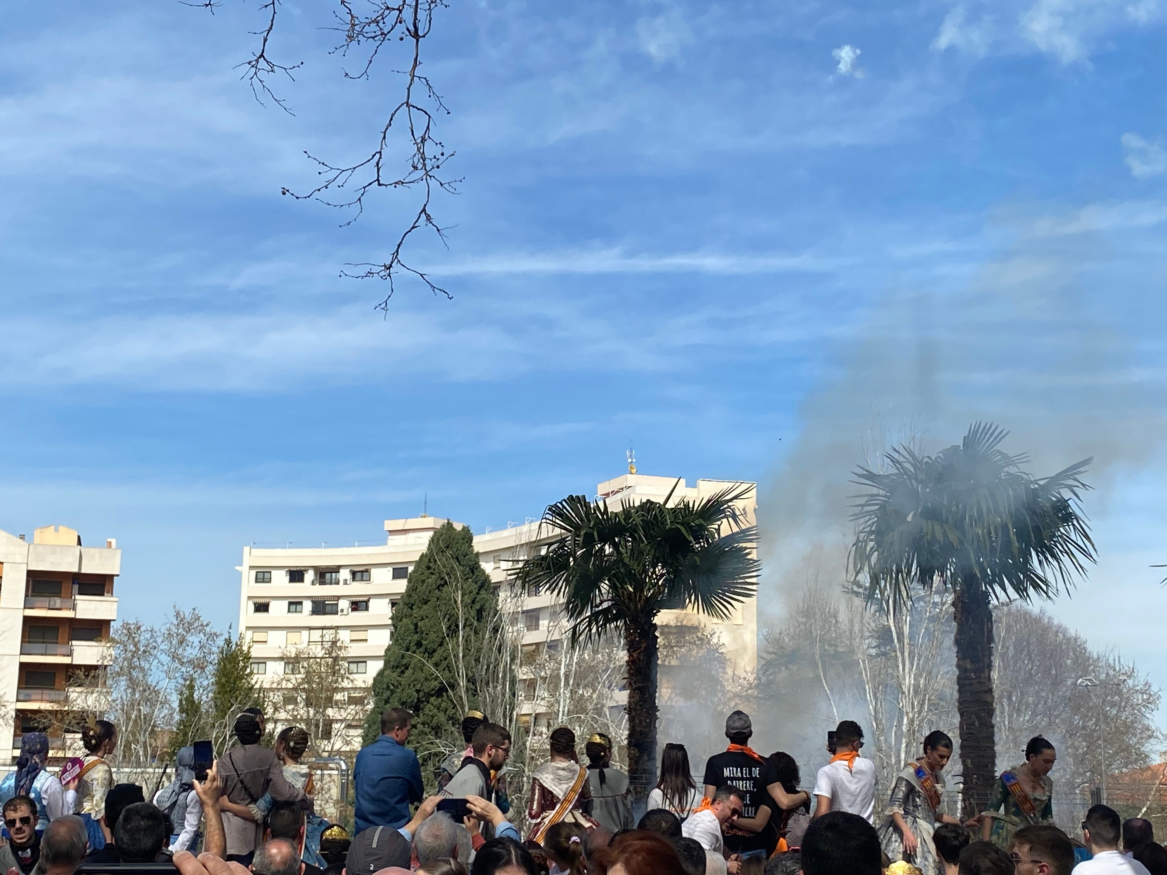 La palmera incendiada en la mascletà de Xàtiva