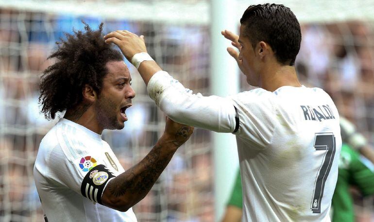 El defensa brasileño del Real Madrid Marcelo Vieira celebra con el delantero portugués Cristiano Ronaldo el gol 