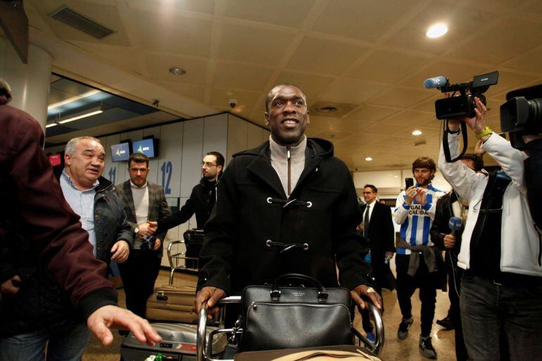 El exfutbolista holandés Clarence Seedorf a su llegada hoy al aeropuerto coruñés de Alvedro