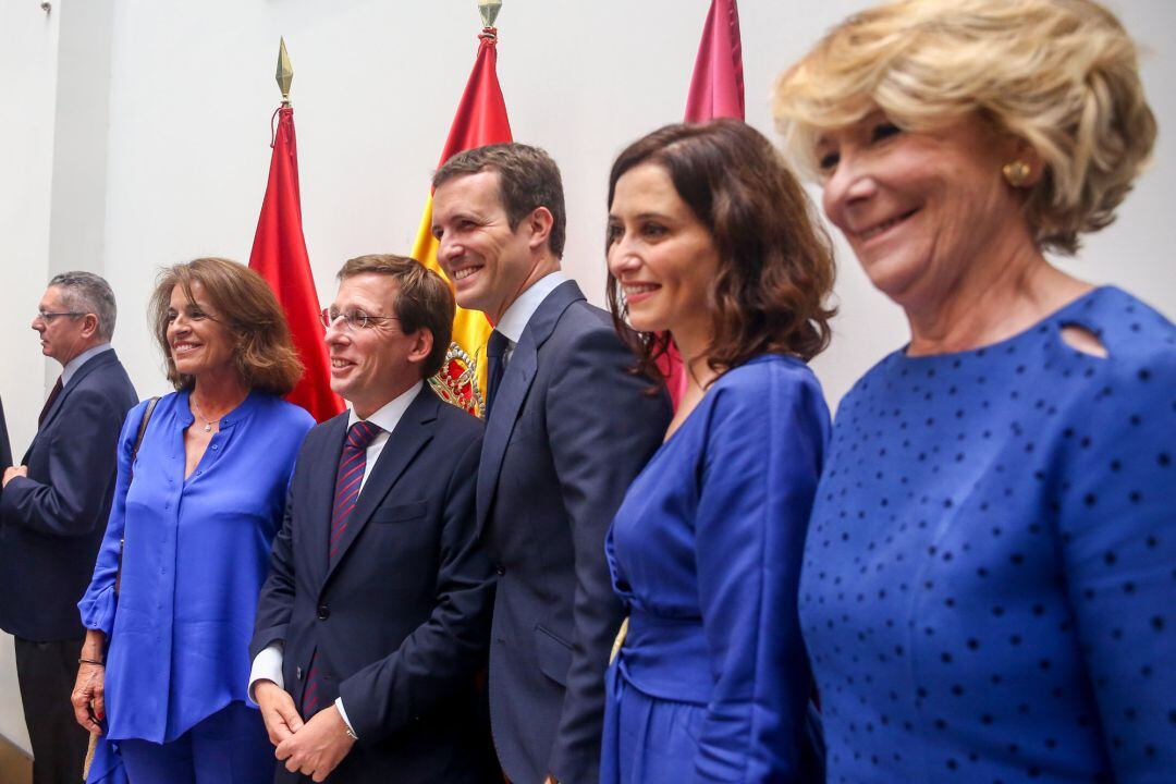 José Luis Martínez-Almeida, Pablo Casado, Ana Botella, Isabel Díaz Ayuso, y Esperanza Aguirre en la sesión de investidura del ayuntamiento de Madrid. 
 