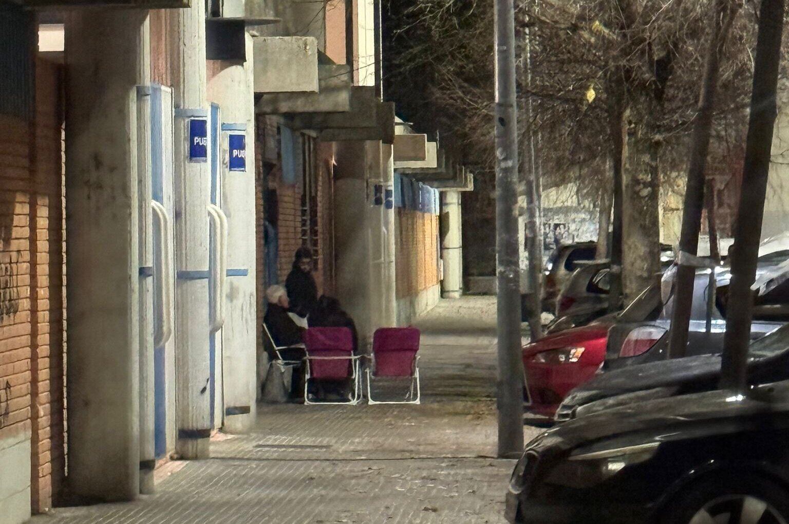 Aficionados del CF Talavera guardan cola en la entrada del Municipal El Prado la noche del domingo 14 de diciembre