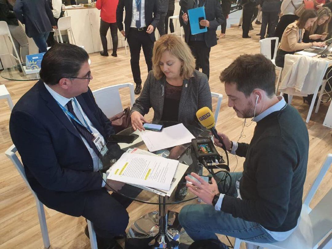 Paco Avargues y Ana Sala, del Ayuntamiento de Calp, con nuestro compañero Sergio Denia.