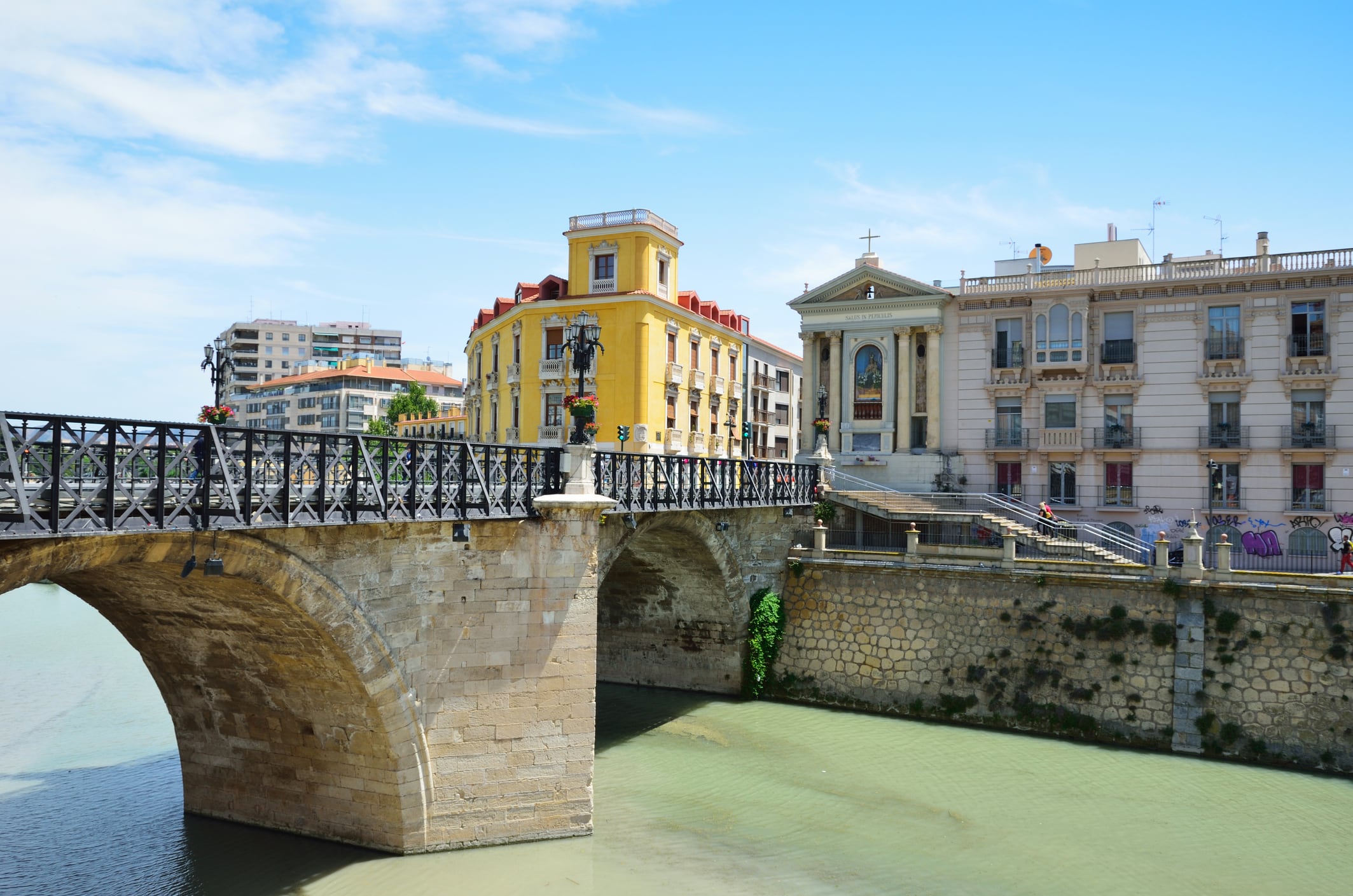 El río Segura a su paso por el Puente Viejo de Murcia