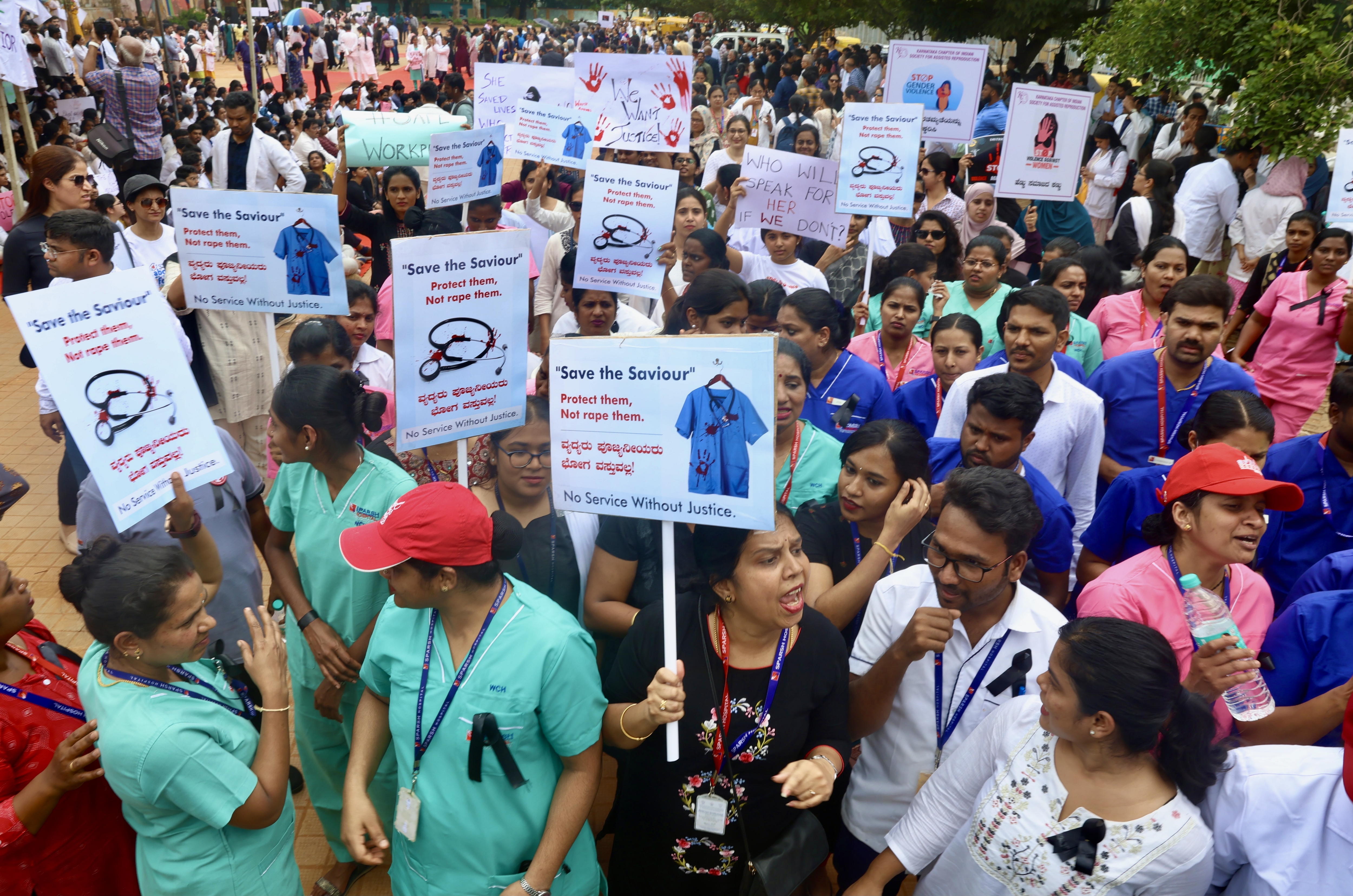 Bangalore (India), 17/08/2024.- Doctors and medical professionals attend a protest over alleged rape and murder incident at RG Kar medical college in Kolkata, held at Victoria hospital in Bangalore, India, 17 August 2024. A postgraduate student was found dead at a seminar hall of the hospital on 09 August 2024, sparking state-wide protests and strikes by medical students and doctors. India&#039;s SUCI party called a twelve-hour general strike as a part of the protests. Kolkata&#039;s High Court on 13 August ruled that the probe into the rape and murder of a doctor during her working hours at RG Kar medical college must be transferred to the Central Bureau of Investigation (CBI). (Protestas) EFE/EPA/JAGADEESH NV
