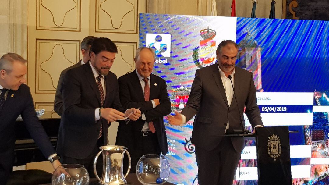 Paco Blázquez, Luis Barcala y Adrolfo Aragonés, durante el sorteo