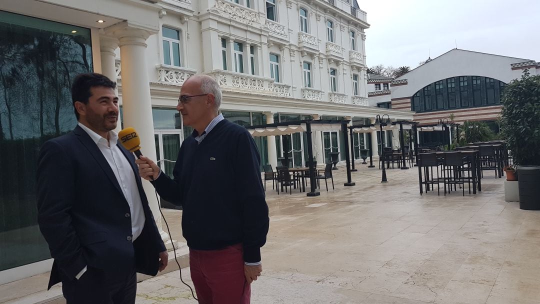 Roberto García es entrevistado por Pedro Aresti en las instalaciones del Balneario de Solares 