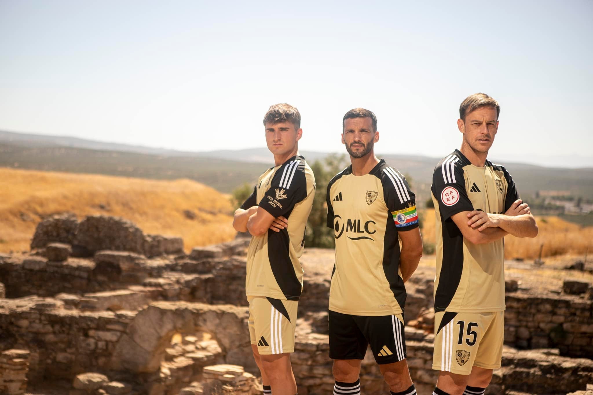 Isra Cano, Rodri y Javi Lara posan con la segunda camiseta de juego para el Linares Deportivo.