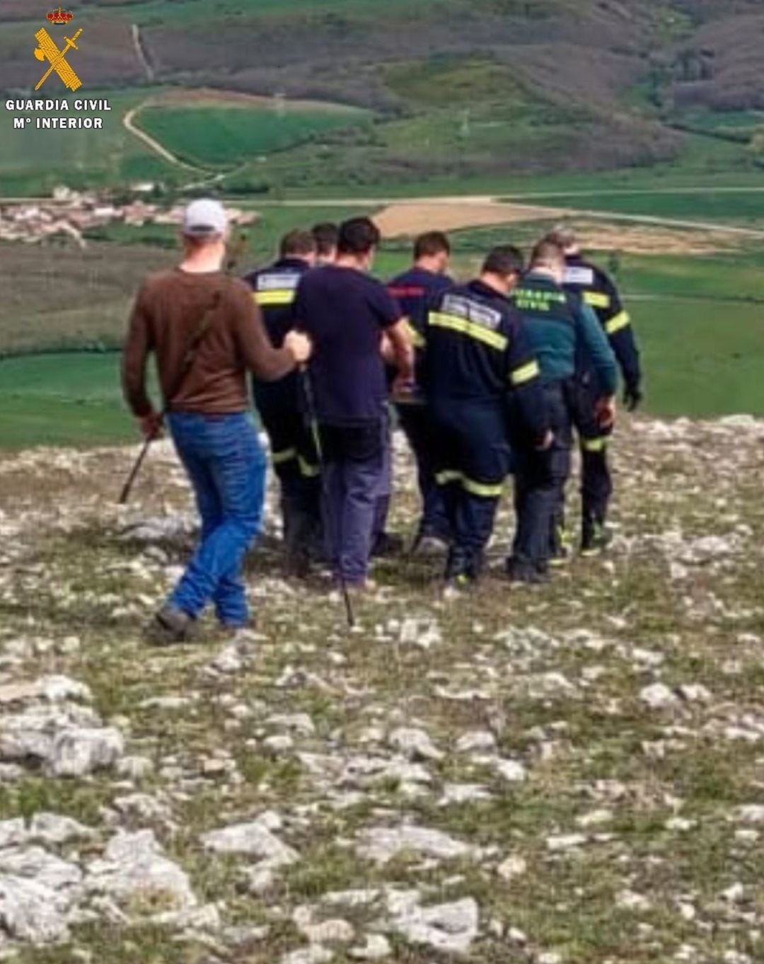 Miembros del equipo de rescate de la Guardia Civil socorriendo al accidentado.