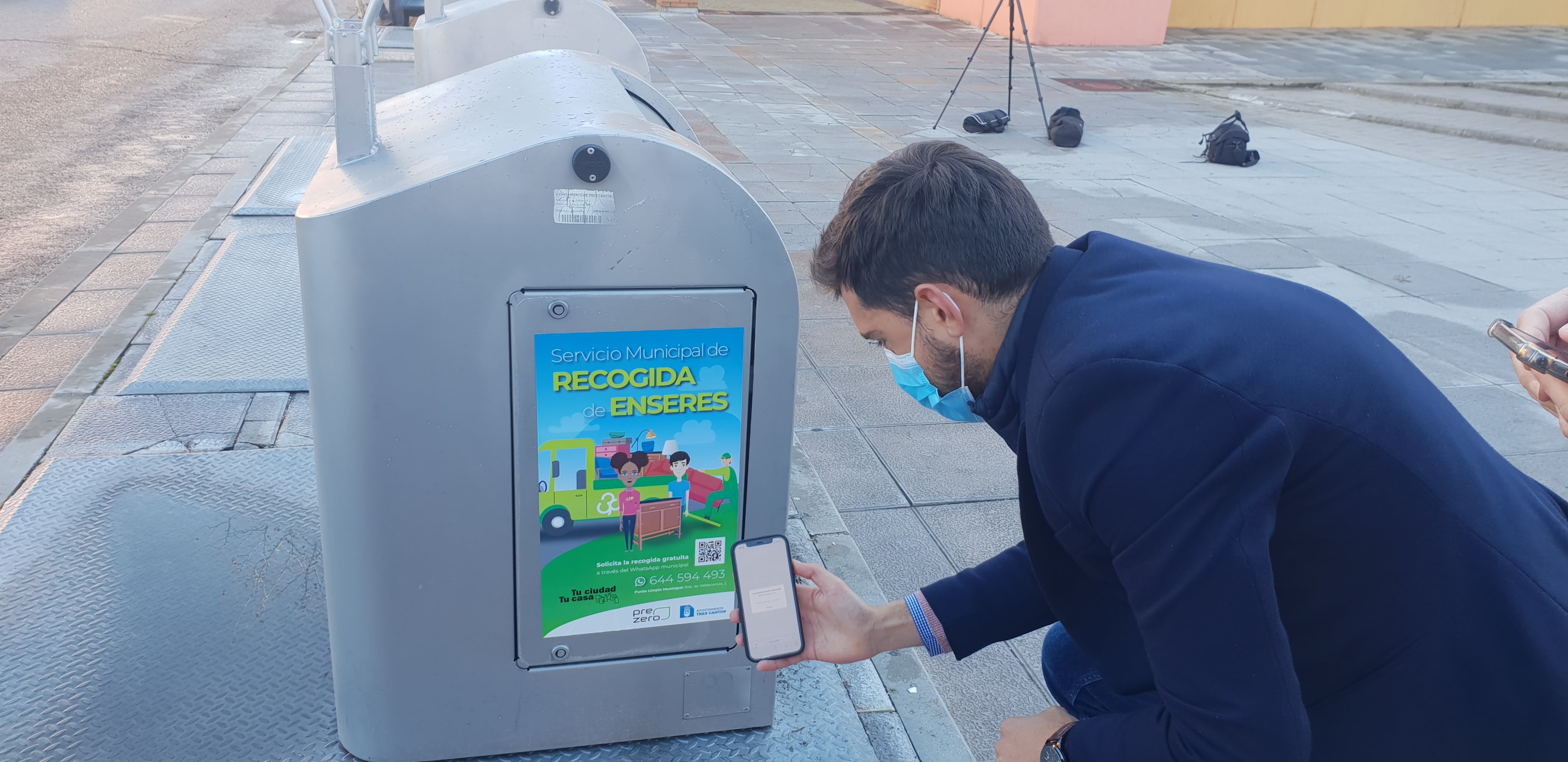 El concejal de Tres Cantos 2030, Pedro Fernández, prueba el nuevo Servicio de Recogida de Enseres tras su puesta en marcha para los vecinos de Tres Cantos