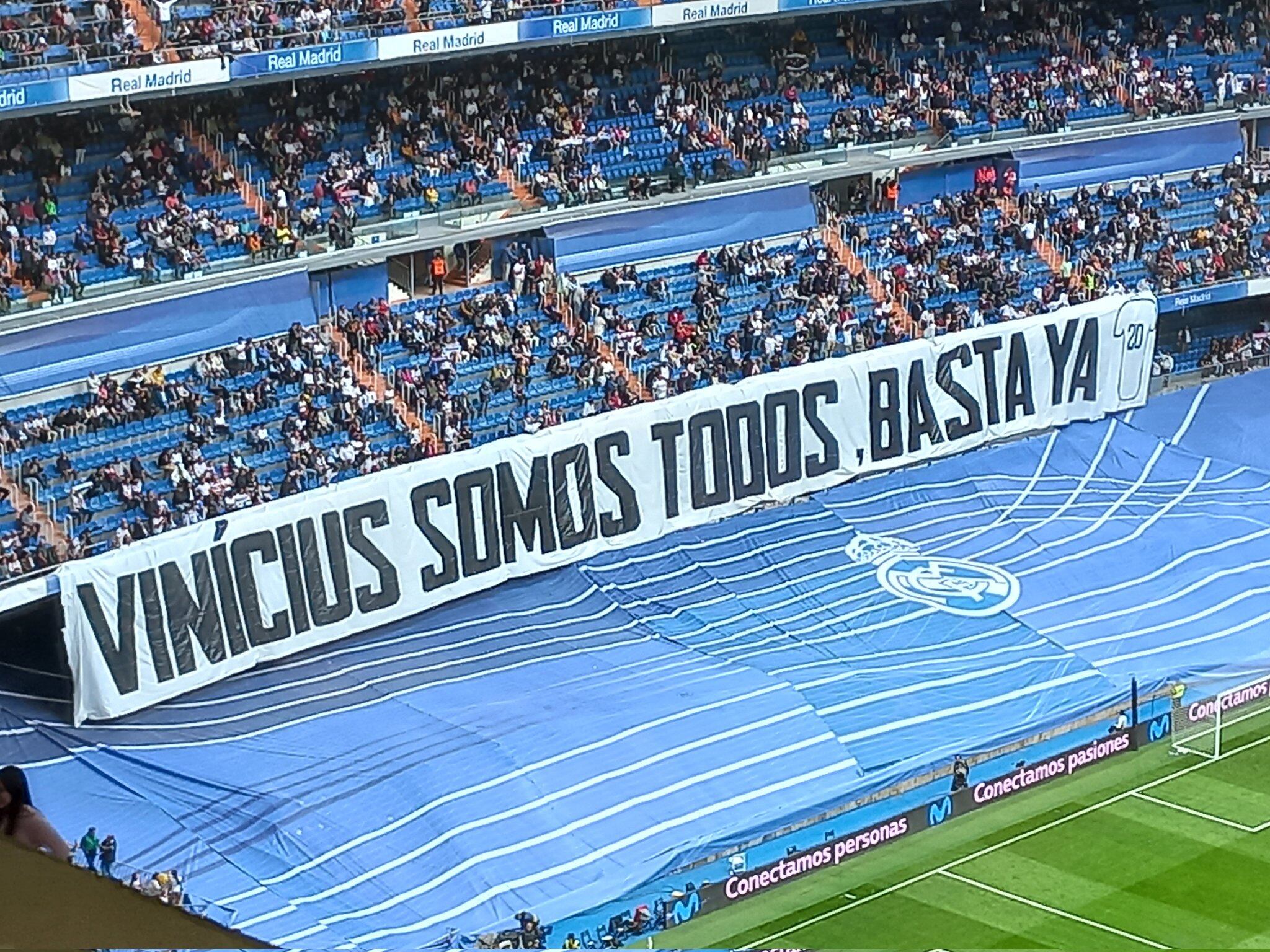 &#039;Vinicius somos todos, basta ya&#039;: el tifo del Bernabéu en apoyo al jugador brasileño