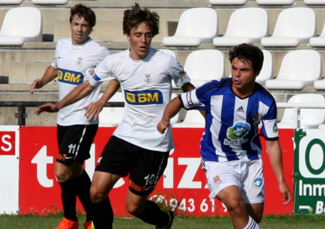 Acción del amistoso entre irundarras y donostiarras de este verano en el Stadium Gal.