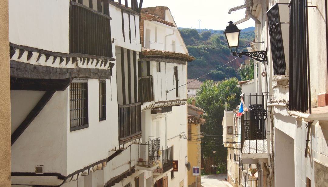 Callejuelas con arquitectura popular en Mira (Cuenca).