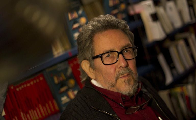 El librero Paco Camarasa, que hasta 2015 comandó la barcelonesa librería Negra y Criminal, posa durante la presentación en Barcelona de su novela &#039;Sangre en los estantes&#039;