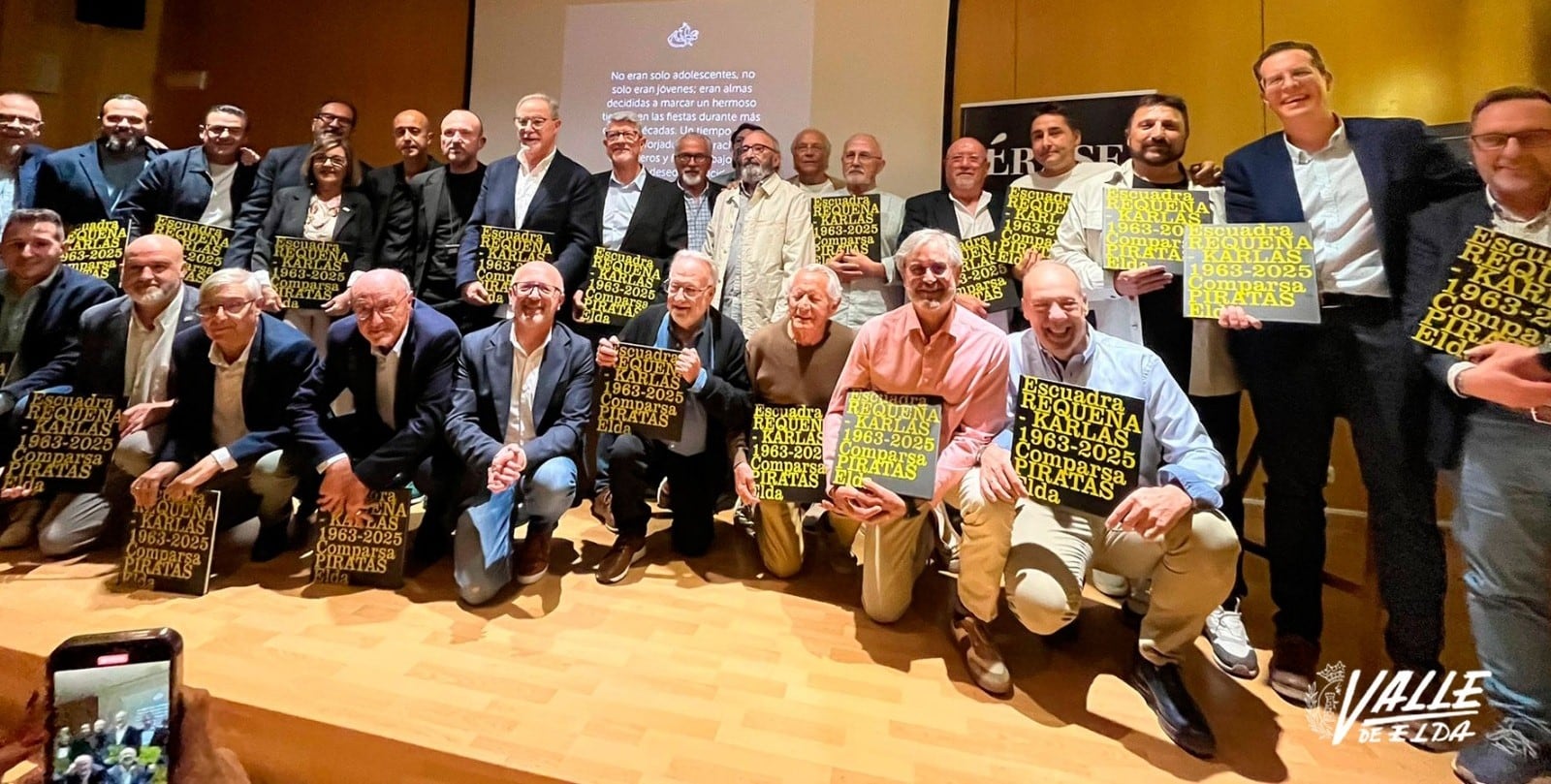 Presentación de la biografía de la escuadra con autoridades y el autor Carlos Ortuño.