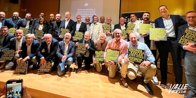 Presentación de la biografía de la escuadra con autoridades y el autor Carlos Ortuño.