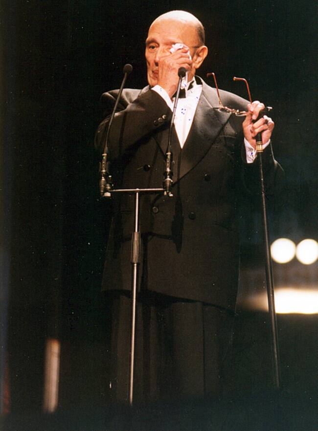 Años después de conseguir el Goya de Honor, Tony Leblanc llora en el escenario tras recibir el Goya al Mejor Actor de reparto por su papel en 'Torrente, el brazo tonto de la ley'