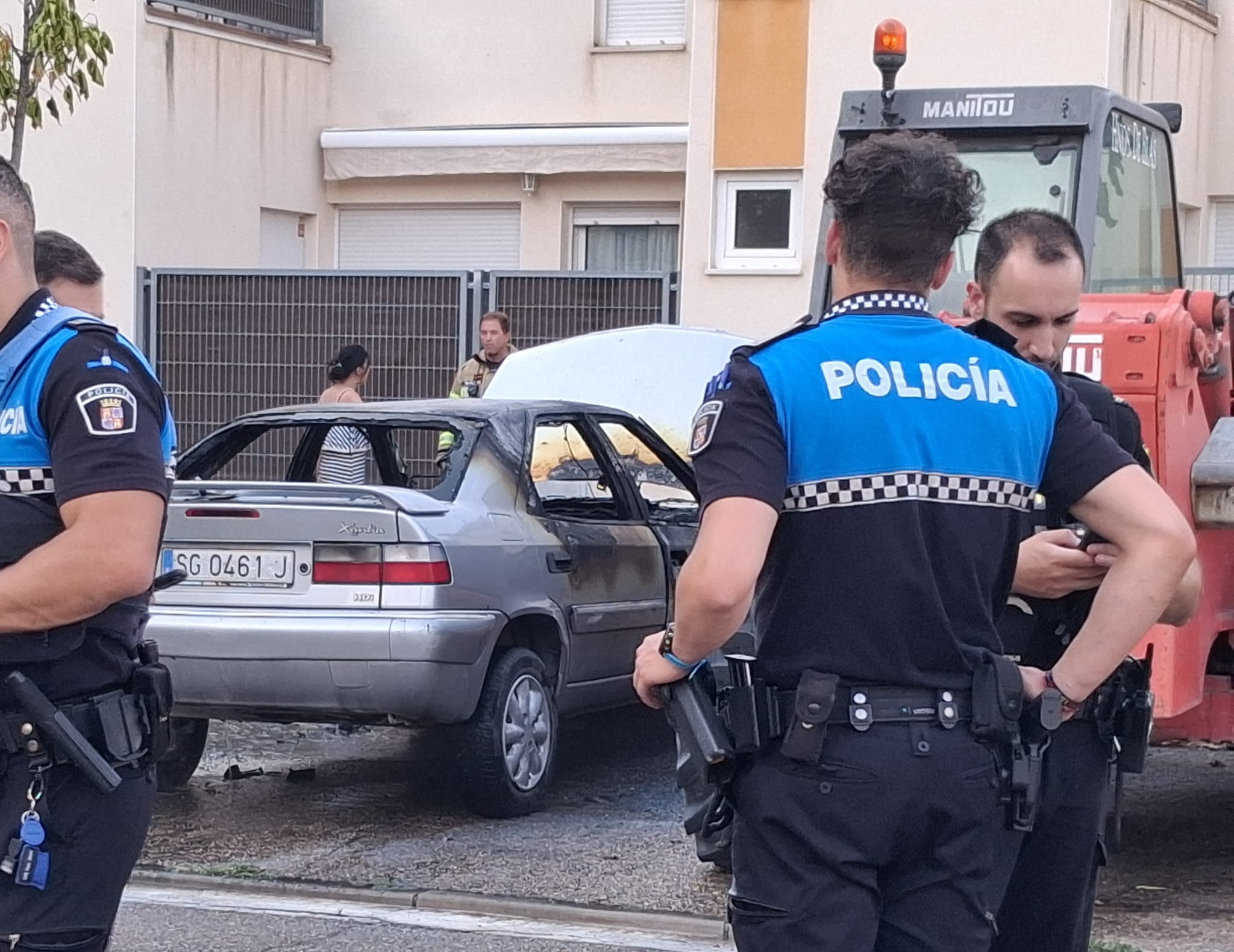 Policía local y nacional han intervenido en el incendio de un vehículo en la Plaza Mateo Cerezo