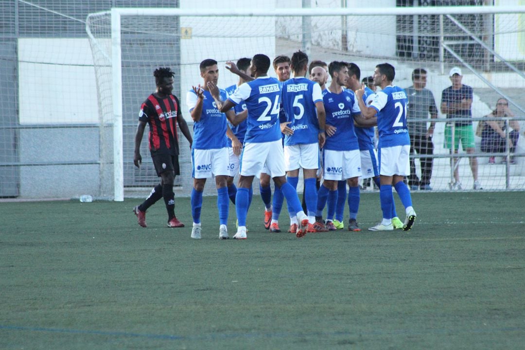 Los jugadores celebran el gol de Javi Casares.