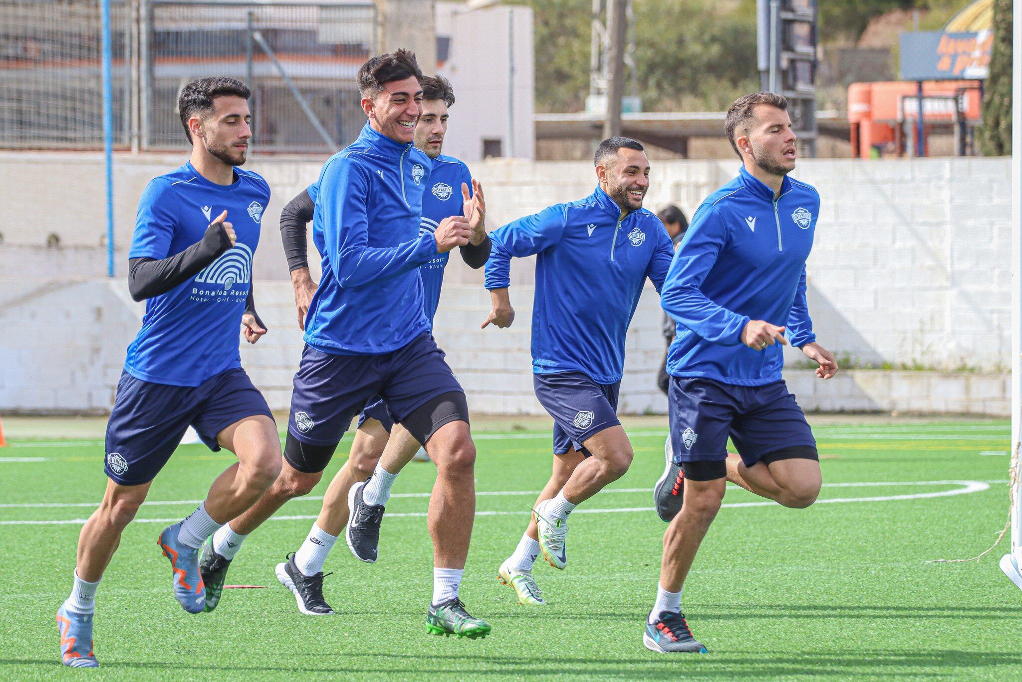 Los jugadores del Intercity entrenan en el campo anexo del Antonio Solana